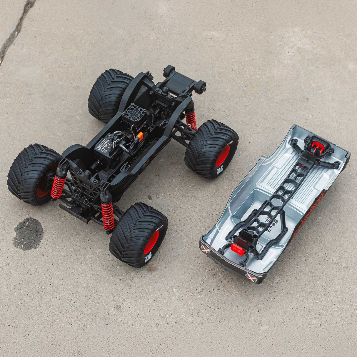 ARRMA 1/16 Quake Grom 4WD Monster Truck (Brushed / RTR)